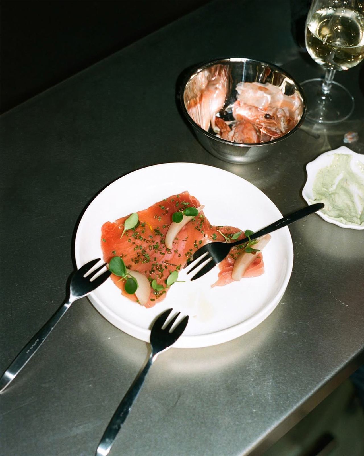 Piatto di crudo di pesce con basilico