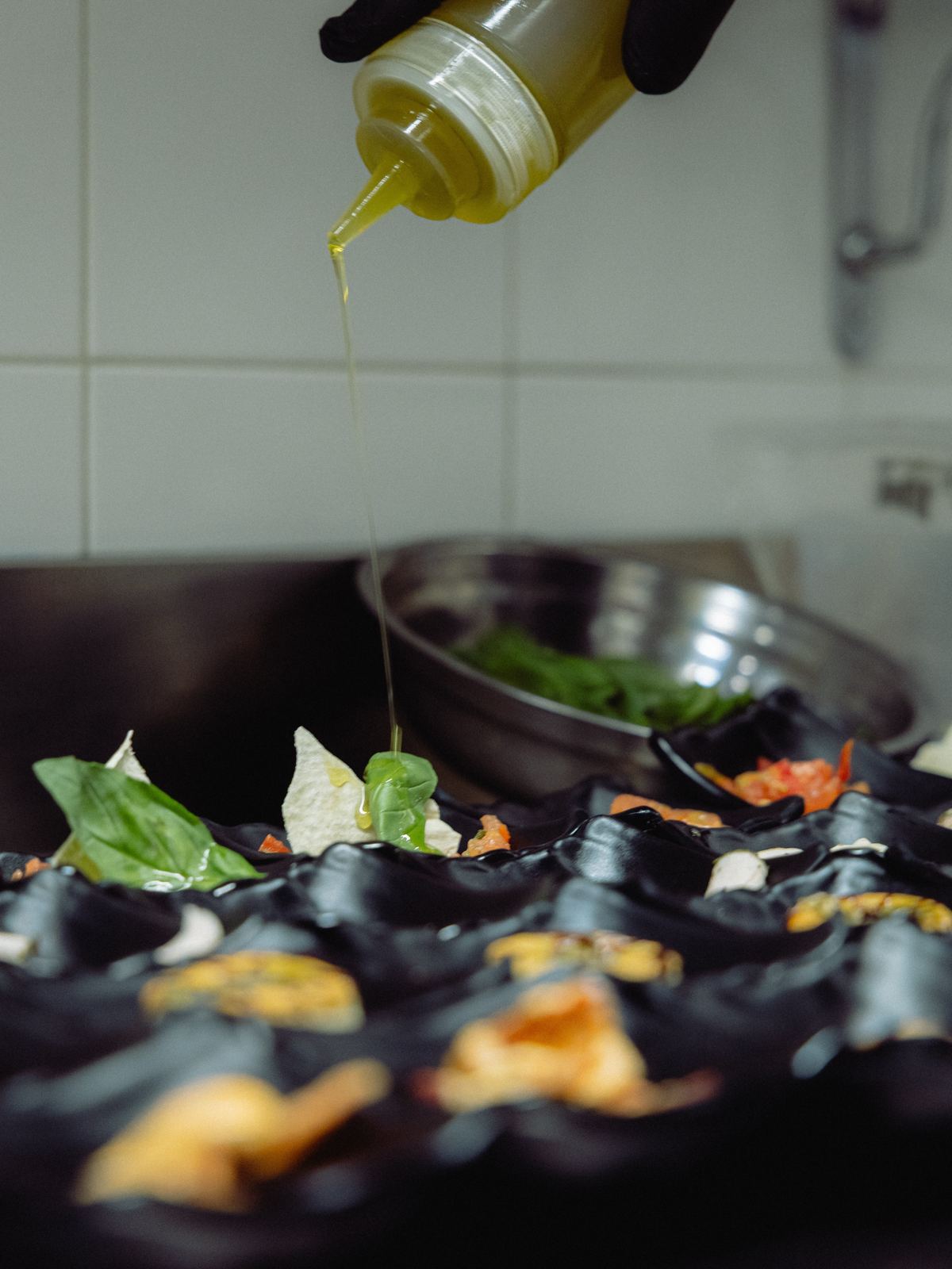 In cucina: olio versato su ciotoline di tapas