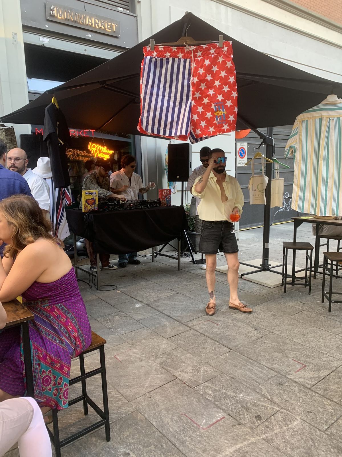 Il dehors in piazzetta la sera, con la console e l'ombrellone
