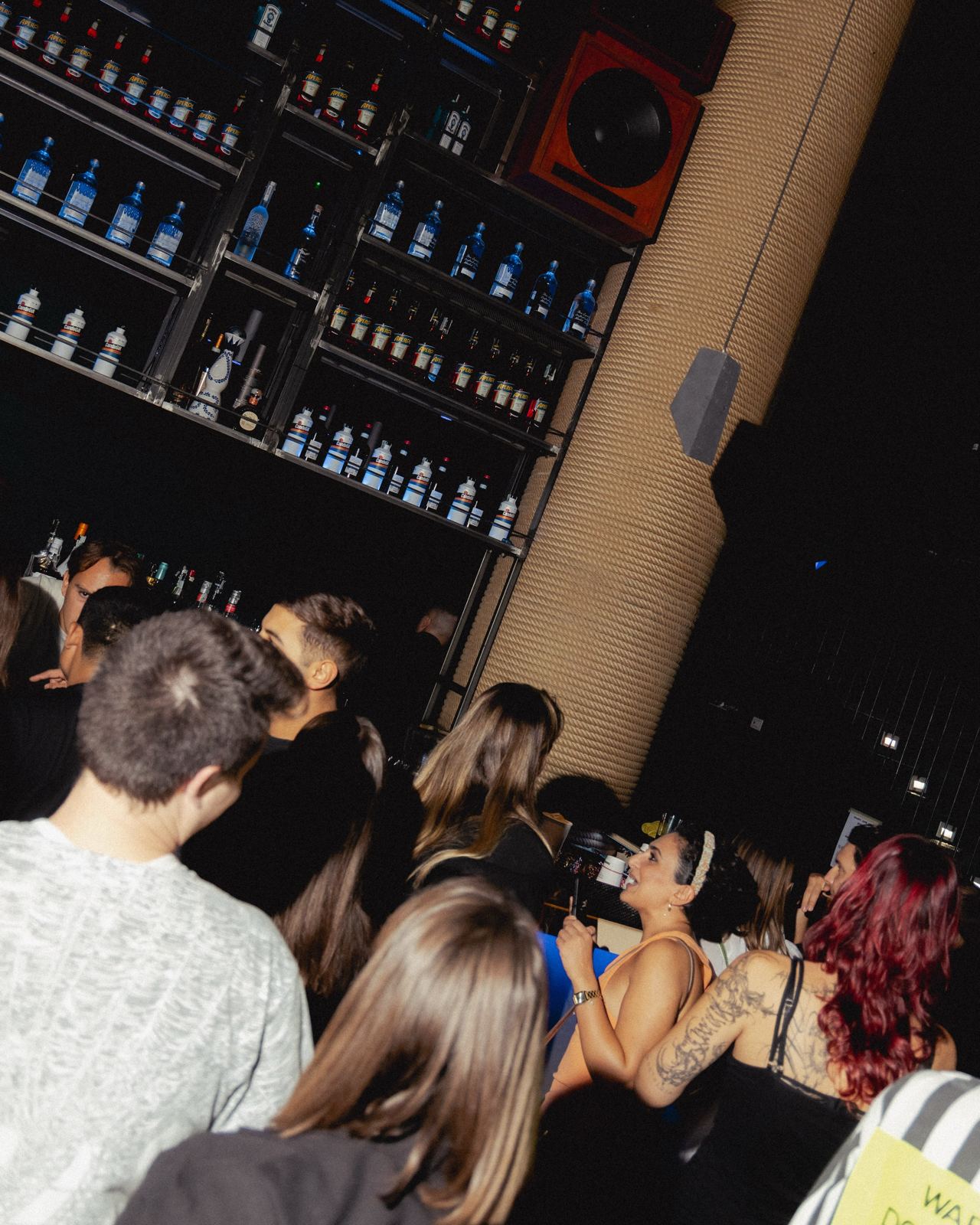 Il locale pieno durante una serata