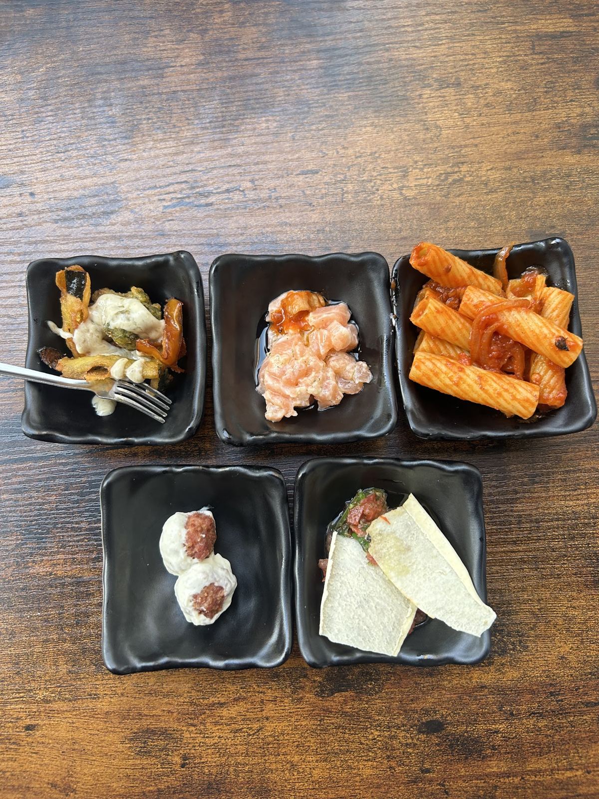 Vassoio con cinque ciotoline di tapas: pasta, gamberi, polpette, mozzarella